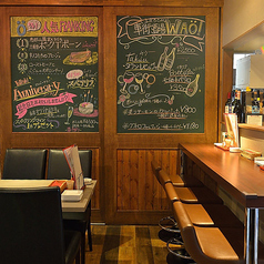 《カウンター席》店内には、ふらっと立ち寄りやすいカウンター席を全4席ご用意しております。木の温もりを感じるカウンターは程よい距離感で、ゆったりと自分のペースでお酒や料理を楽しめる空間です。