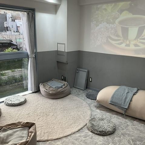 竹炭を使ったお料理とお家にいるかのよう安心感のある空間を提供するお店