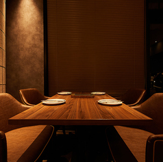 【日常にも記念日にも】木のぬくもりを感じるスタイリッシュな空間は、お買い物の合間の休憩や友人とのランチに最適です。