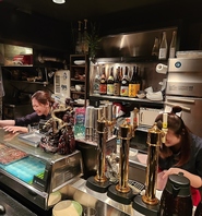 女性スタッフの丁寧な接客。