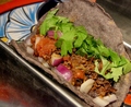 料理メニュー写真 Tacos de Birria　自家製ブルーコーンのトルティーヤのラム肉タコス　2ピース