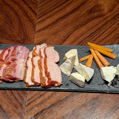 名古屋コーチンの燻製もも・むねとチーズ3種盛り合わせ
