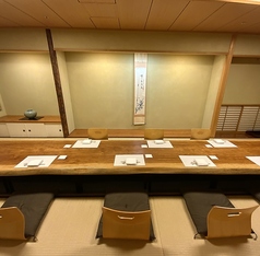 掘りごたつの座敷、個室です。靴を脱いでお上がり頂きます。2から16名様でご利用可能です。事前にご相談下さい。別途　個室利用料7,590円を頂戴致します。