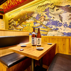 【4名様用BOXシート】ゆったりとしたBOXソファー席は、大切な方との語らいに最適な特等席です。周囲を気にせず過ごせるプライベート感があり、女子会や合コン、小さなお子様連れのご家族にも安心。自宅のように寛げるリラックス空間で、厳選料理とお酒を心ゆくまでお愉しみください。