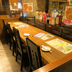 活気あふれる店内で、スタッフとの会話が楽しめるカウンター席。気軽に飲みたいおひとり様からデートまで幅広いシーンでご利用いただける、居心地の良いお席です。（千葉駅／千葉中央／居酒屋／韓国／サムギョプサル／海鮮／肉／飲み放題／女子会）