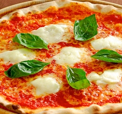 イタリア産完熟トマトと水牛のチーズ、バジルのピッツァ 「マルゲリータ」