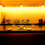 1階のカウンタ席は広々したテーブル。ゆったりした時間をお楽しみ頂けます。