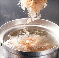 伝統の製法「手火山式焙乾」にて作られた"鰹節"を使用！