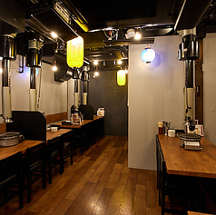 貸切で楽しむ特別な時間を！貸切スタイルでプライベートな空間を楽しむことができます。大切な友人との集まりや、特別なイベントに◎シンプルで温かみのある内装は、心地よい雰囲気を演出。広々としたテーブル席は、ゆったりとした会話を楽しむにはぴったりのスペース。自分たちだけの時間を満喫できるのが、貸切の醍醐味★