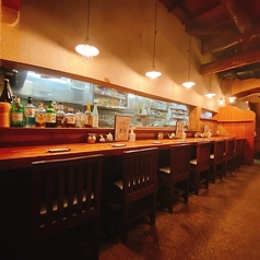 の前で調理が見えるカウンター席は、ライブ感が魅力♪店員との会話も楽しめます◎8席のみなのでご予約はお早めに。