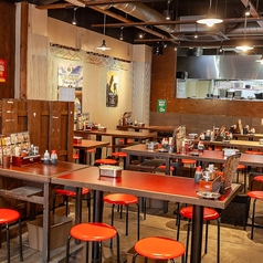 レトロな雰囲気漂うテーブル席は、2名席・4名席・6名席をご用意しております！レイアウト可能なので少人数から大人数までOK★普段使いの飲み会・デート・合コンから会社の宴会やサークルの打ち上げなど、様々なシーンにご利用頂けます！もちろんお一人様でもお気軽に立ち寄ってください！