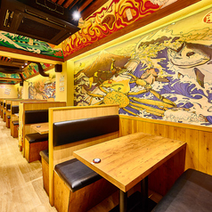 【4名様用BOXシート】洗練された居心地の良さを提供するBOXソファー席は、女子会やデートに最適なプライベート空間です。周囲を気にせずリラックスしたひとときをお過ごしいただけます。お洒落で落ち着いた雰囲気の中、当店自慢の料理と共に、日常を忘れる贅沢な時間をお楽しみください♪