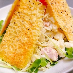 【こだわりサラダ】ポテトサラダのパリパリチーズ添え