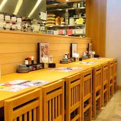 レトロだけどモダンな店内カウンター席でサク飲みはいかがですか？飲み放題は30分からご利用いただけます！
