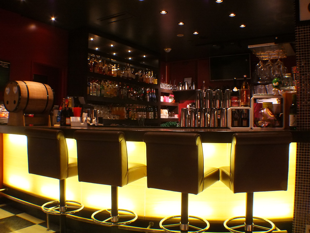 一人でも気軽に楽しめるカウンター席♪足元のライトがまた魅力的☆