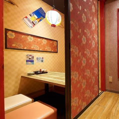 接待やお仕事帰りに寛げる個室。ふすまで仕切るのでプライベート感のある個室になります。接待やお仕事帰りの飲み会に最適です。