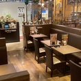 店内中央に位置する、パーテーションで区切られた落ち着きのあるテーブル席です♪ヤシの木のオブジェや観葉植物が近くにあり、リゾートのような開放感も味わえます。背もたれが高めのソファータイプのお席なので、周囲を気にせずプライベートな時間をお過ごしいただけます◎