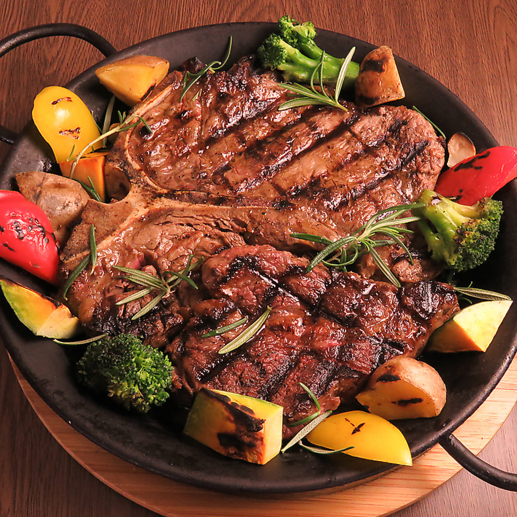 芳醇で柔らかなサーロインとヒレを同時に楽しめる「Tボーンステーキ」は当店イチオシの看板メニュー