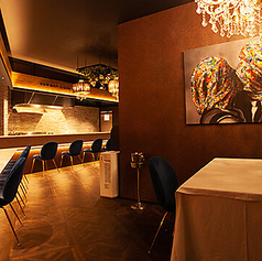 貸切は、オシャレで落ち着いた雰囲気の中、広々とした空間をご用意しています。特別なイベントやパーティー、記念日など、さまざまなシーンに合わせてご利用いただける理想的なスペースです。洗練されたインテリアが施された空間で、心ゆくまでリラックスしながらお過ごしいただけます。