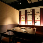 接待や会社の飲み会、デートには完全個室がピッタリ。壁には新聞のデザインがかかり、雰囲気抜群！！