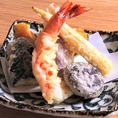 旬の食材を使った天ぷらもおすすめです。13席(テーブル席4名×2・カウンター1席×5　ゆったりくつろぎ空間)