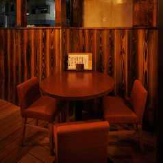 《少人数様向けテラス席》【2名様から3名様】開放的で心地よい雰囲気の中お食事を楽しめる人気のお席です。デートや少人数での飲み会におすすめです。