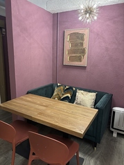 2名用のソファー席（2席を追加して4名でもご利用できます）