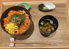 サーモンととろたく丼