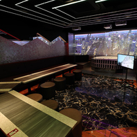 高い天井により広く感じる空間