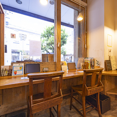 窓向きのカウンター席です。