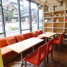 気軽に使えるテーブル席は、会社帰りの食事や少人数での集まりにも最適。普段使いからちょっとした会まで幅広く利用できます!!