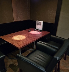 6から8人用テーブル。遮音カーテンにて個室化でき、声は外に漏れにくくなっております。