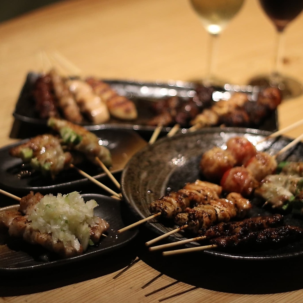 備長炭で焼き上げる焼き鳥は香り高くジューシー！多彩な部位を揃えており、酒の肴にもぴったりです◎