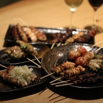 備長炭で焼き上げる焼き鳥は香り高くジューシー！多彩な部位を揃えており、酒の肴にもぴったりです◎