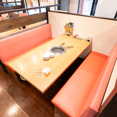 【2名様から6名様までご利用可能な席】デートや仕事帰りのカジュアルな飲み会などにおすすめ。明るくにぎやかな店内は、お誕生日やご友人との飲み会にもおすすめです。焼肉牛星こだわりのお肉と厳選したお酒をゆっくりお楽しみいただける寛ぎ空間となっております。