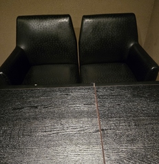 2人用カウンター。画像ではお席がくっついていますが、離す事も可能です。