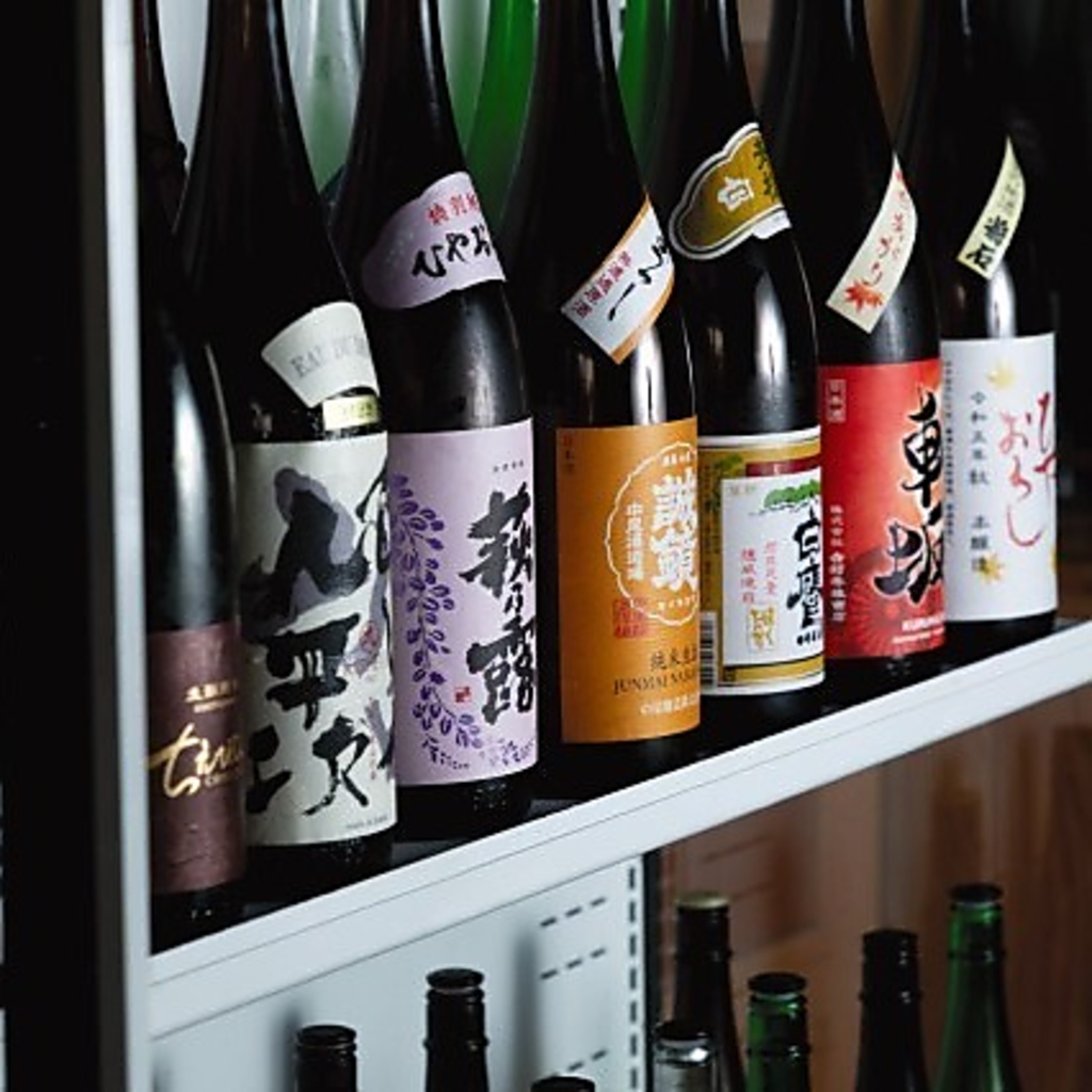愛知県の日本酒を中心に、全国の日本酒を厳選致しました。焼酎も数多く取り揃えております。