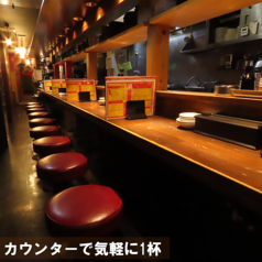 【カウンター席】お一人様でもふらっと気軽に立ち寄りやすいカウンター席を10席ご用意しております◎周りを気にせず、ご自分だけの時間をゆったりとお楽しみいただけます♪お仕事帰りのサク飲みや、少し飲み足りない時の2軒目利用などにも大変便利なお席となっております。日常使いのお食事にも、是非ご利用くださいませ！