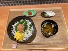 釜揚げしらすととろたく丼