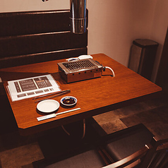 小人数様向けのテーブル席は趣もあり、雰囲気も抜群。キレイで落ち着いた空間で日々の疲れをリフレッシュ！飲み会やご宴会のほか、接待やデートにもおすすめ！当店では居心地がよく、ゆったりとお寛ぎ頂けるお席をご用意しております。お肉を存分に味わえるコースをご用意しております！