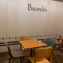 開放感たっぷりのテラス席は、bambiが誇る特等席。夜風を感じながら、厳選されたワインや自慢の創作料理を愉しむ贅沢なひとときを。街の喧騒をほどよく感じつつ、プライベート感も守られた「大人の遊び場」で、お仲間との語らいやデートを華やかに彩ります。四季折々の空気感とともに、非日常な夜をご堪能ください。