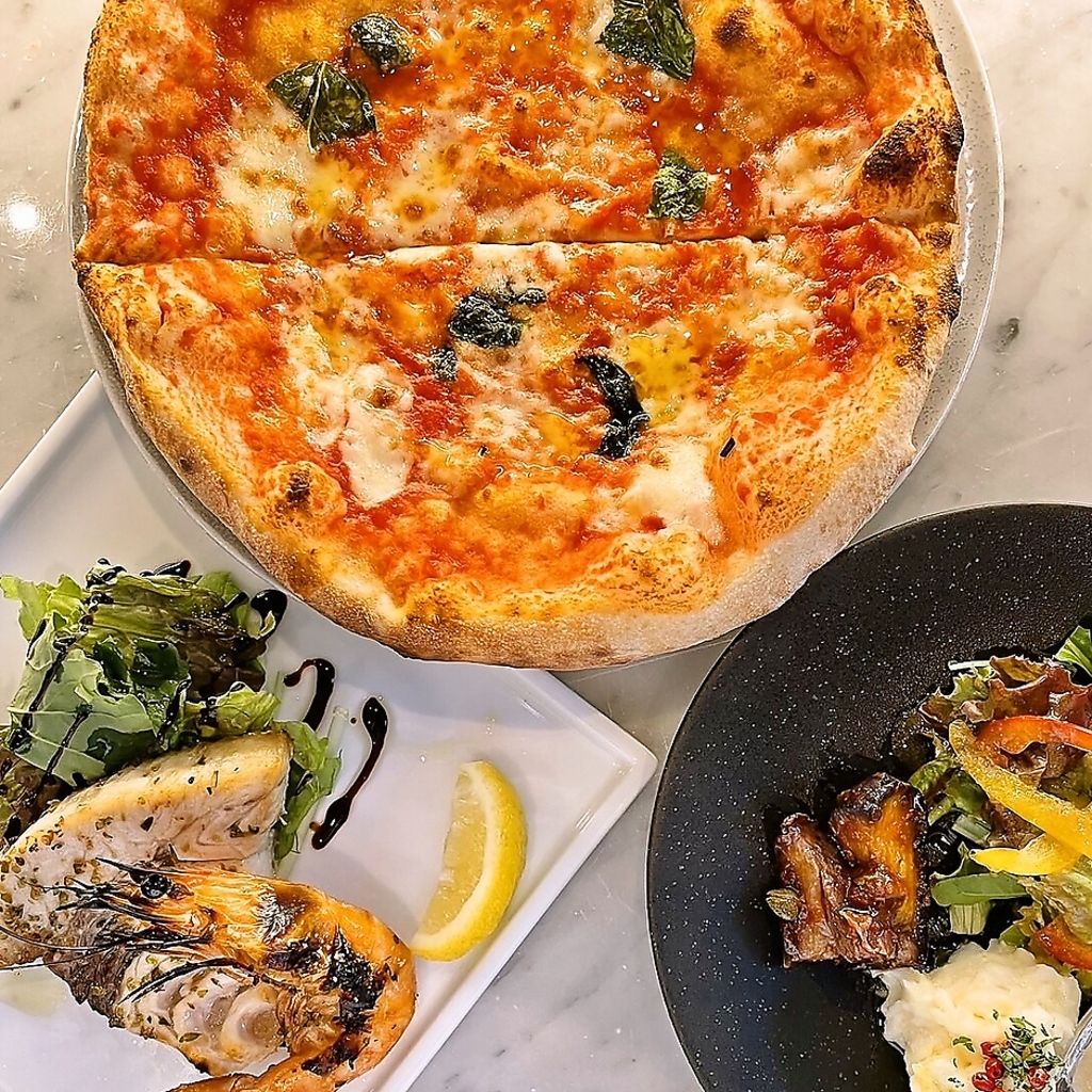 薪窯焼きナポリピッツァや厳選ワインの数々♪心躍るひとときを当店でお過ごしください。