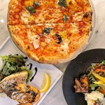 薪窯焼きナポリピッツァや厳選ワインの数々♪心躍るひとときを当店でお過ごしください。