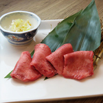 人気の牛タンメニューはタン下/牛タン/ネギタンの3種類をご用意！レモンサワーやタコハイとともに♪