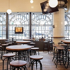 白を基調にした明るいハイテーブル席