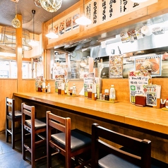 【おひとり様も！】目の前には活気ある厨房。臨場感抜群のカウンターは、サク飲みに大人気！できたて料理をご提供いたします。