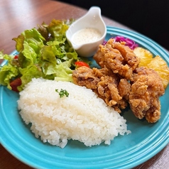 もちこチキンとグリルパインのプレート