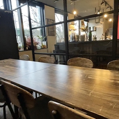 明るく開放的な店内にぴったりの木製テーブル。8名掛けのサイズですので、ゆったりとお食事をお愉しみいただけます。
