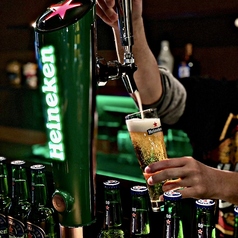 『ハイネケン専用樽生ビールサーバー』を目の前で楽しめるバーカウンター！仕事終わりはここで一杯！（バーカウンター席）