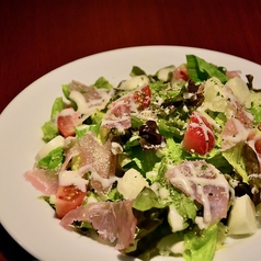 生ハムとモッツァレラのシーザーサラダ